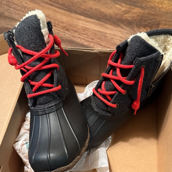 Black and Red Sperry Winter Boots - Picture 4 of 5